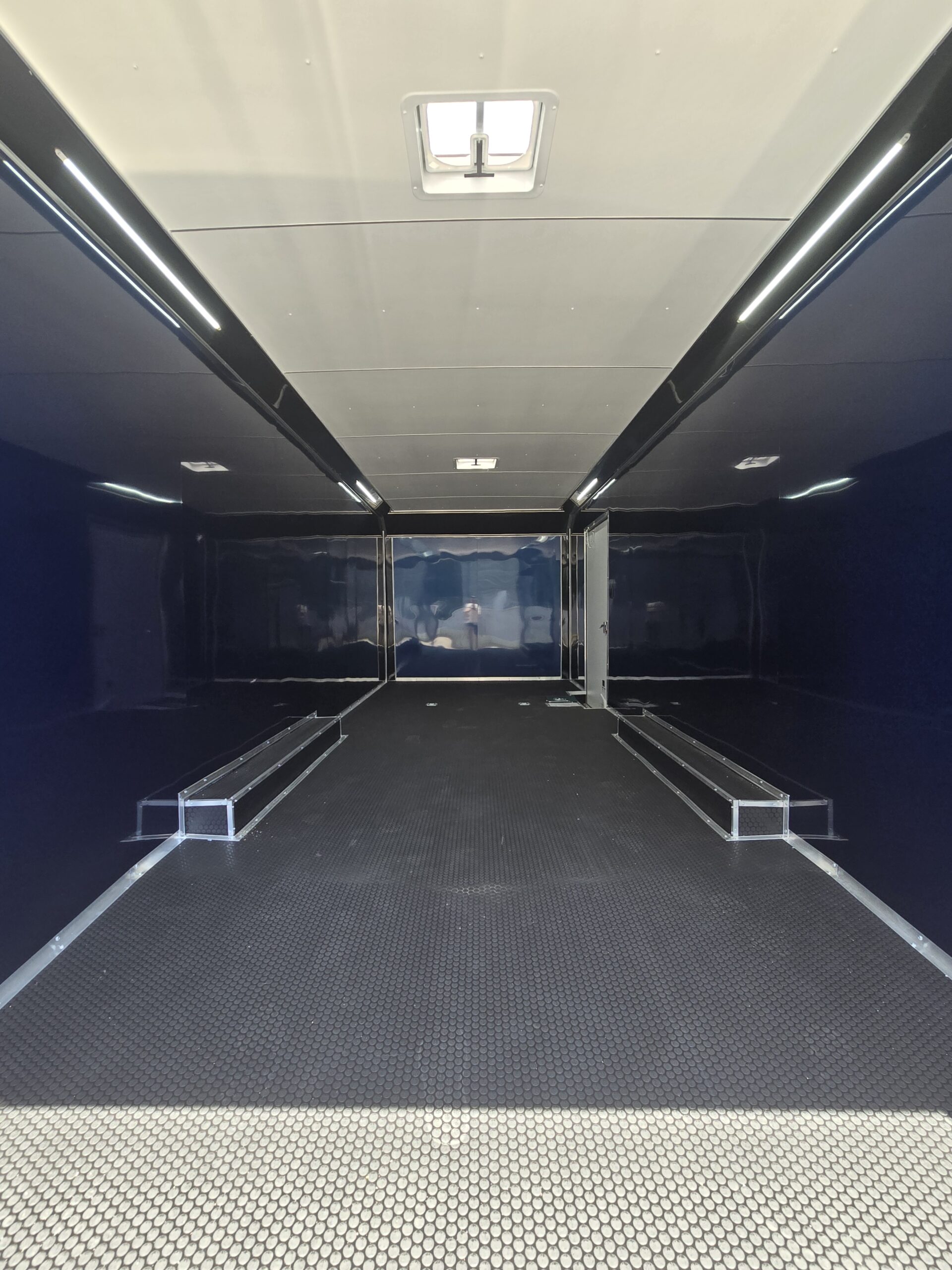 2024 Eliminator by Cargo Mate 8.5×22 9800GVW Race Car Hauler 7’3″ Rear door Opening Blue Interior - Image 4