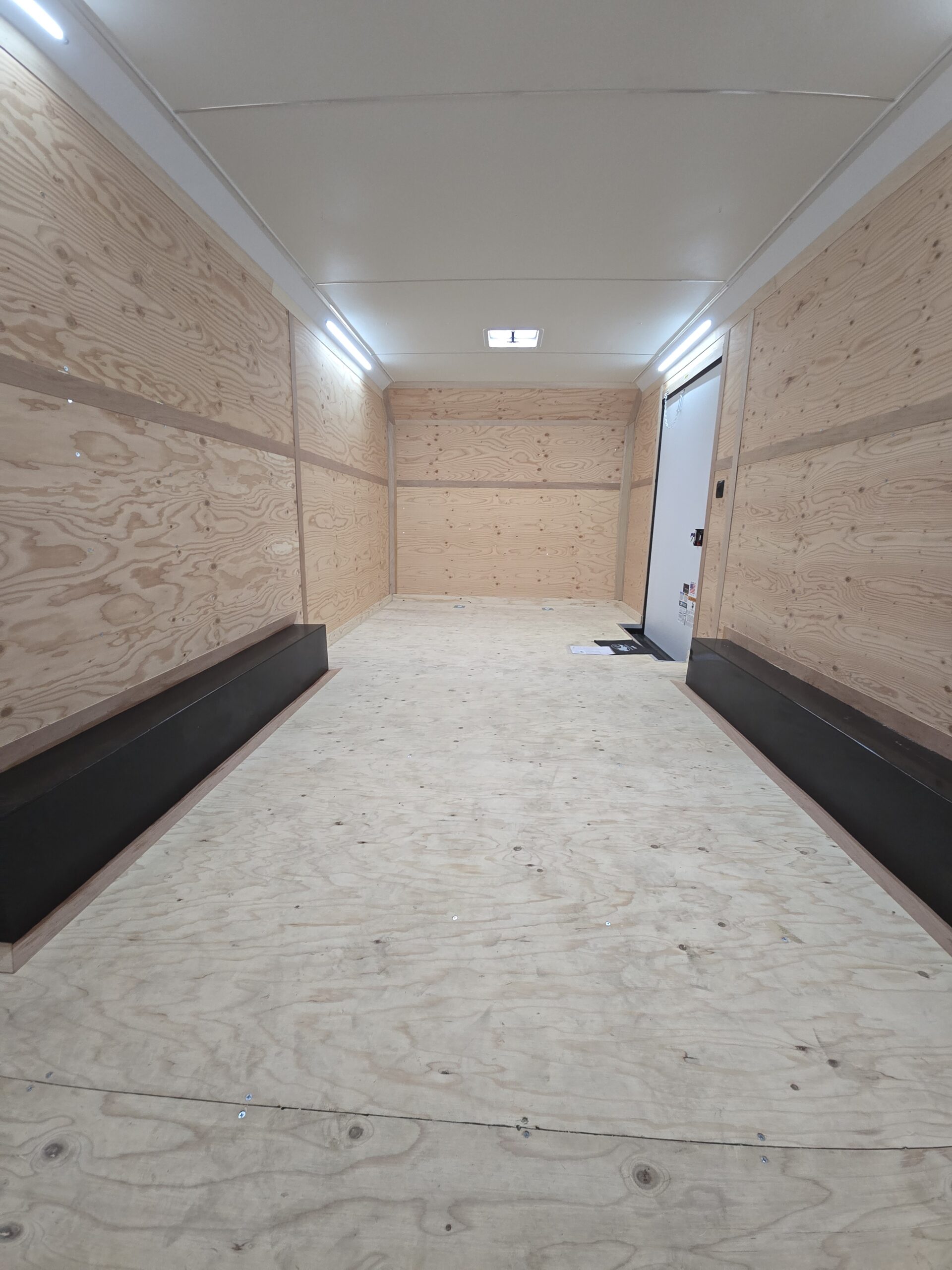 2025 Eliminator by Cargo Mate 8.5×20 9800GVW Vehicle Hauler 6’9″ Rear door Opening - Image 5