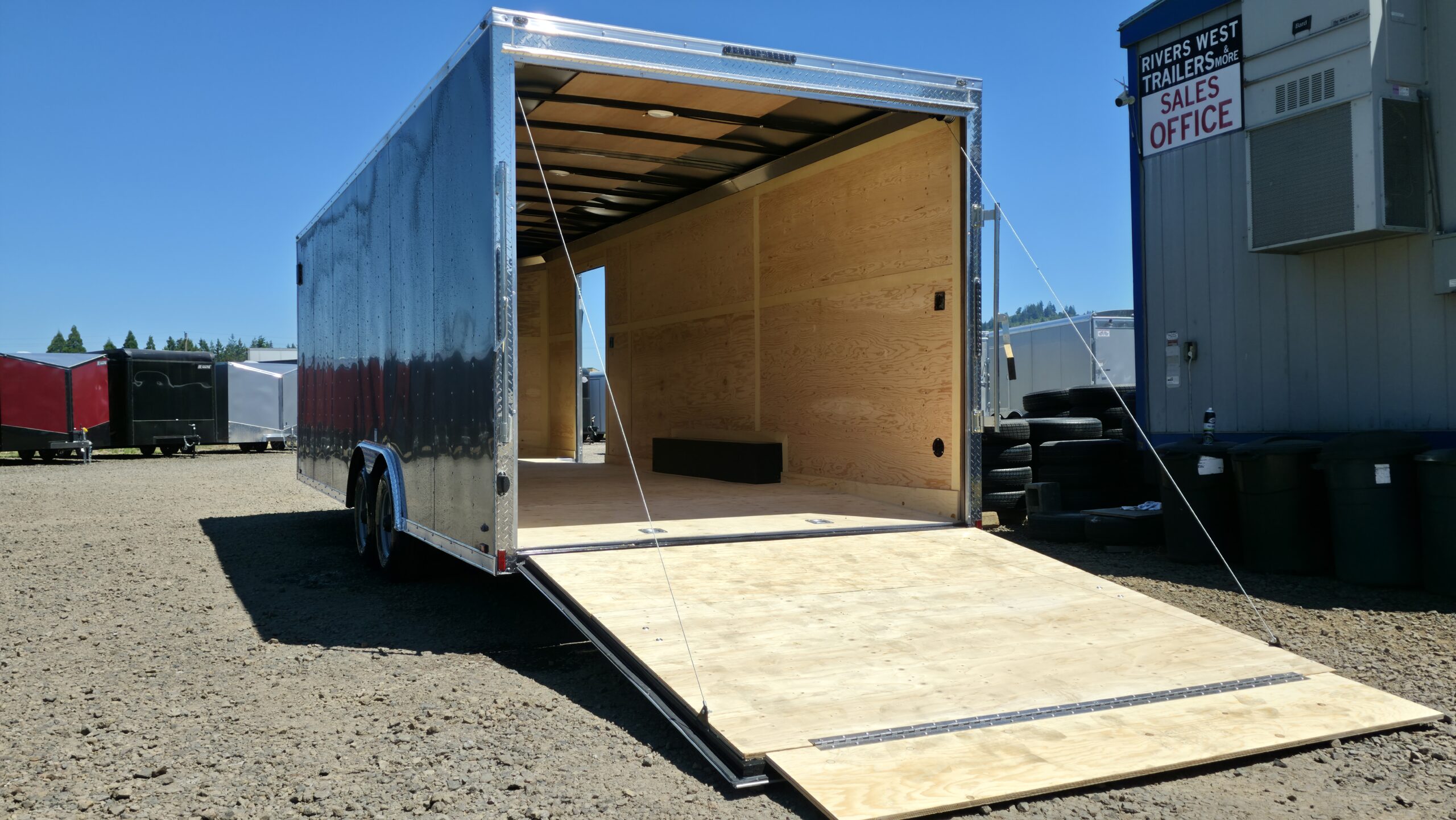 2025 E-Series by Cargo Mate 8.5×24 9800GVW Extra Height Enclosed Car Hauler Cargo - Image 4